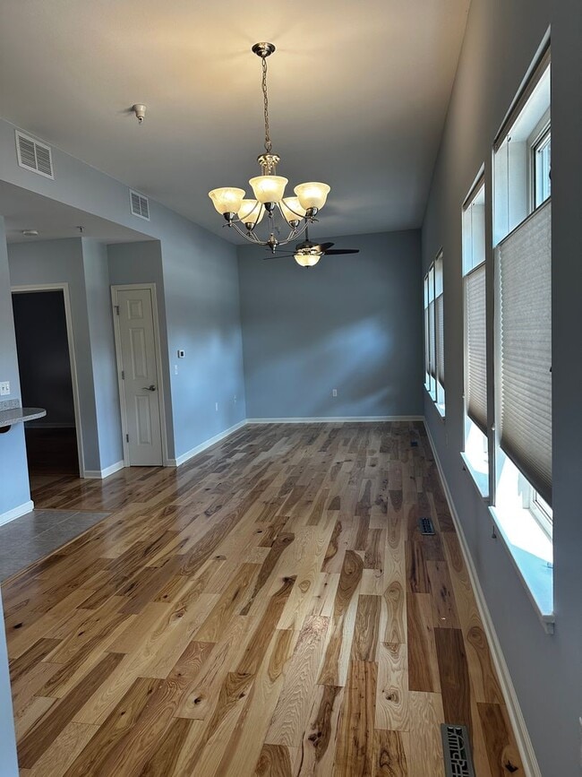Building Photo - 1 Bedroom, GREAT location!!