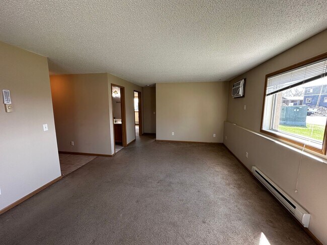 Building Photo - 2 Bed 1 Bath Apartment