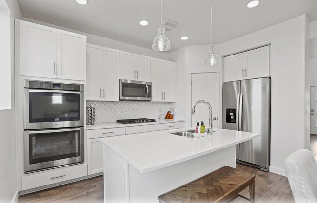 Building Photo - Cute 4-Bedroom Home in Vineyard!