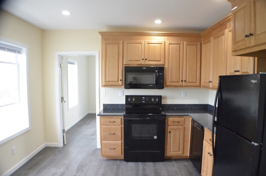 Building Photo - 563 Burritt St