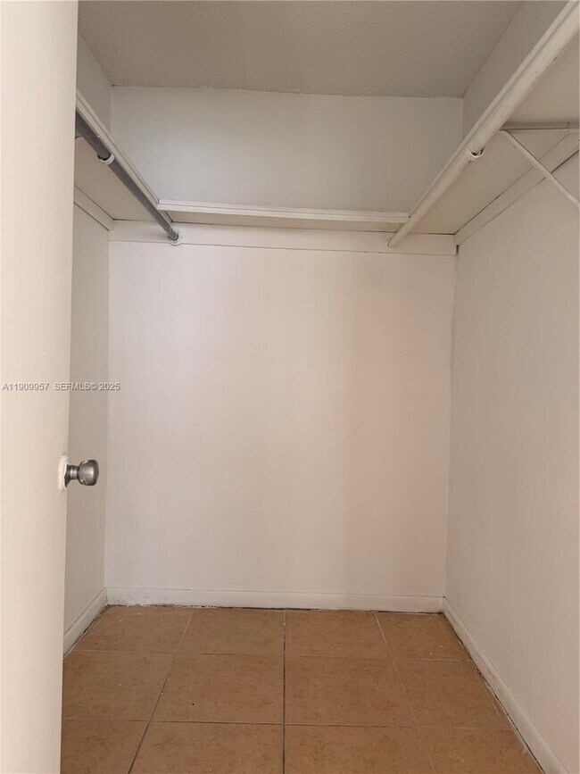 Building Photo - 13725 NE 6th Ave