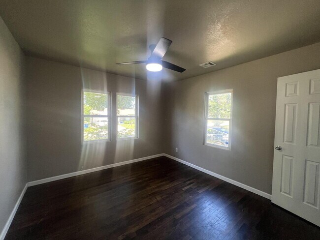 Building Photo - 4 Bedroom/2 Bathroom with 2 Living Rooms!