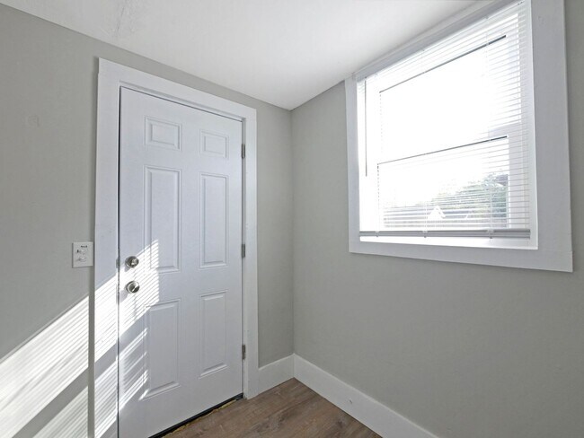 Building Photo - Newly Updated 2 Bedroom Home – Bright, Mod...