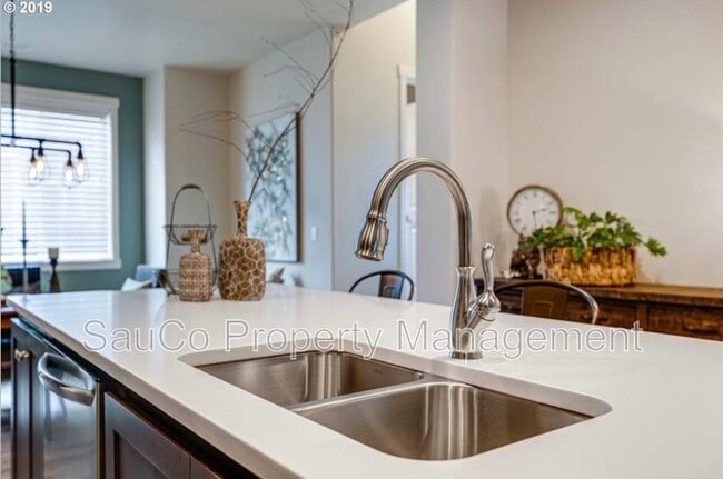 Building Photo - 175 NE 80th Ave