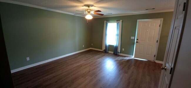 Building Photo - Great one level home close to shopping and highway