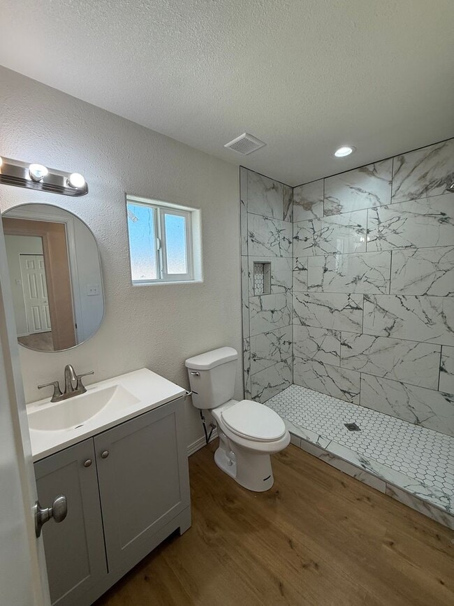 Building Photo - Remodeled 2 Bedroom w/ Utilities Included!