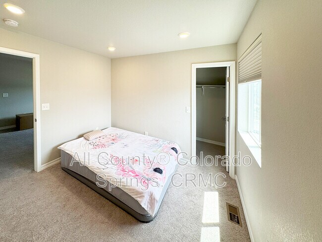 Building Photo - 5975 Mumford Dr.