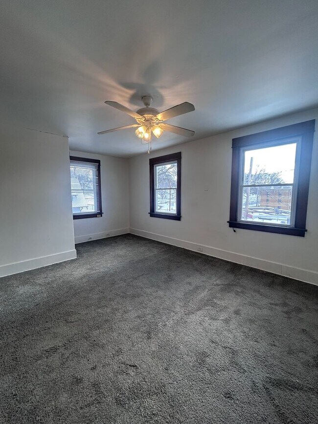 Building Photo - Updated 3 Bedroom Home l Marhsall Shadeland