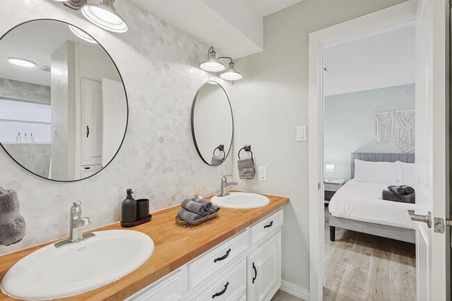 Building Photo - 2368 County Road 852-SI ID1055509P