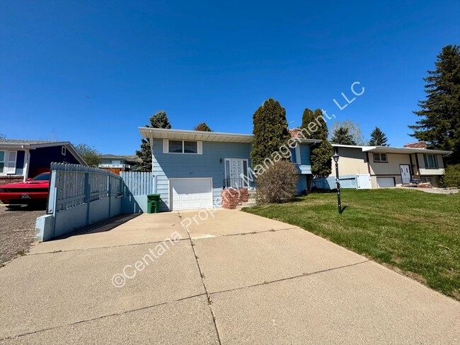 Building Photo - Large 3 Bedroom 2 Bath House w/Fenced Yard...