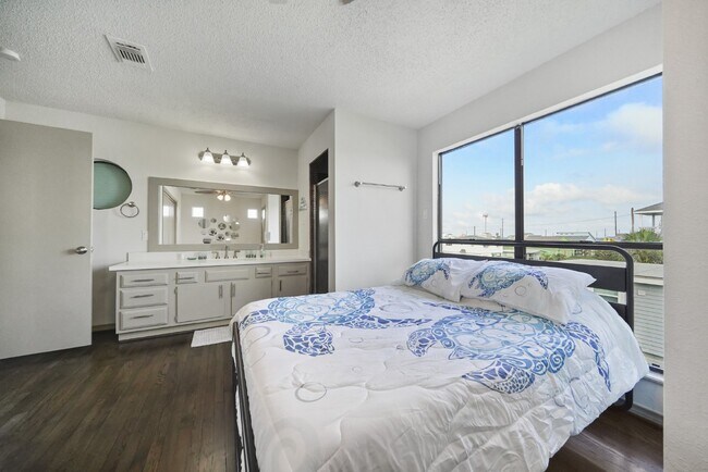 Building Photo - 4126 San Jacinto Dr