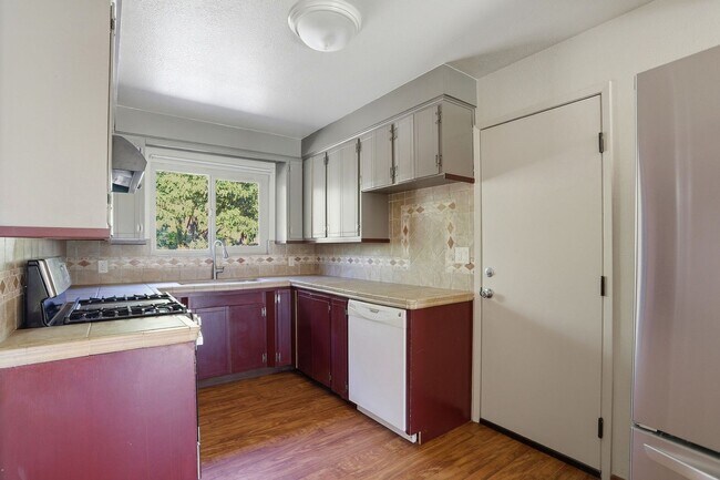 Building Photo - Country property close to town!