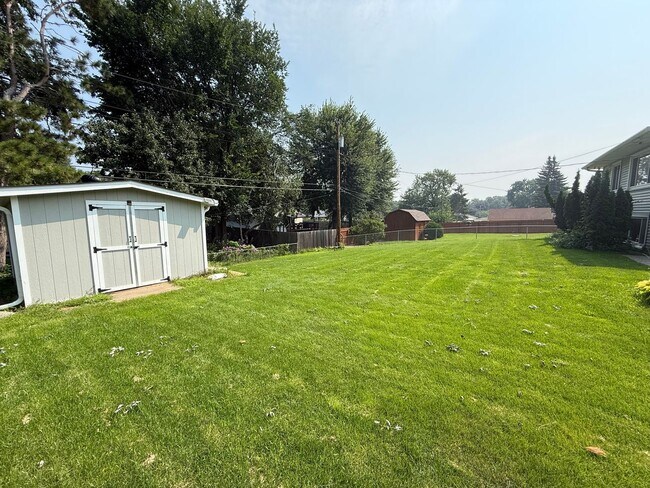 Building Photo - Modern 4 bed 2 Bath Split Level Single Fam...