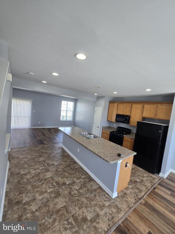Building Photo - 7720 Village Park Dr