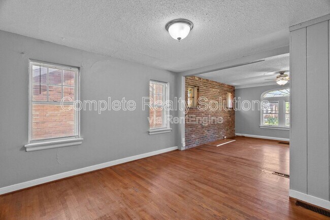 Building Photo - 8028 Wynwood Dr