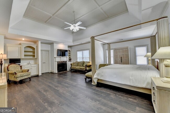 Building Photo - 8910 Pinehurst Cove