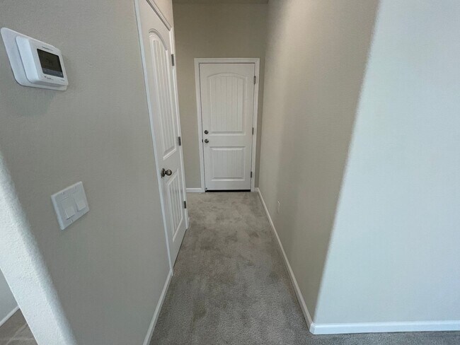 Building Photo - Newer Florsheim Home