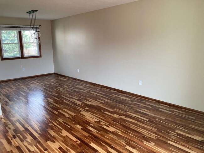 Building Photo - Spacious 3 Bedroom 2.5 Bath Home- Located ...