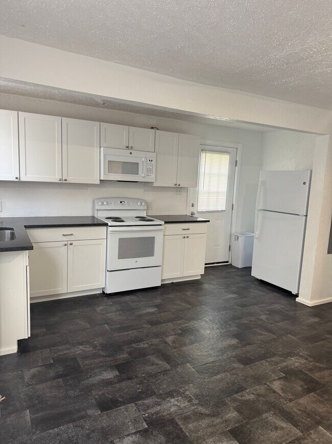 Building Photo - 2 Bedroom Duplex off of Rivermont Ave.