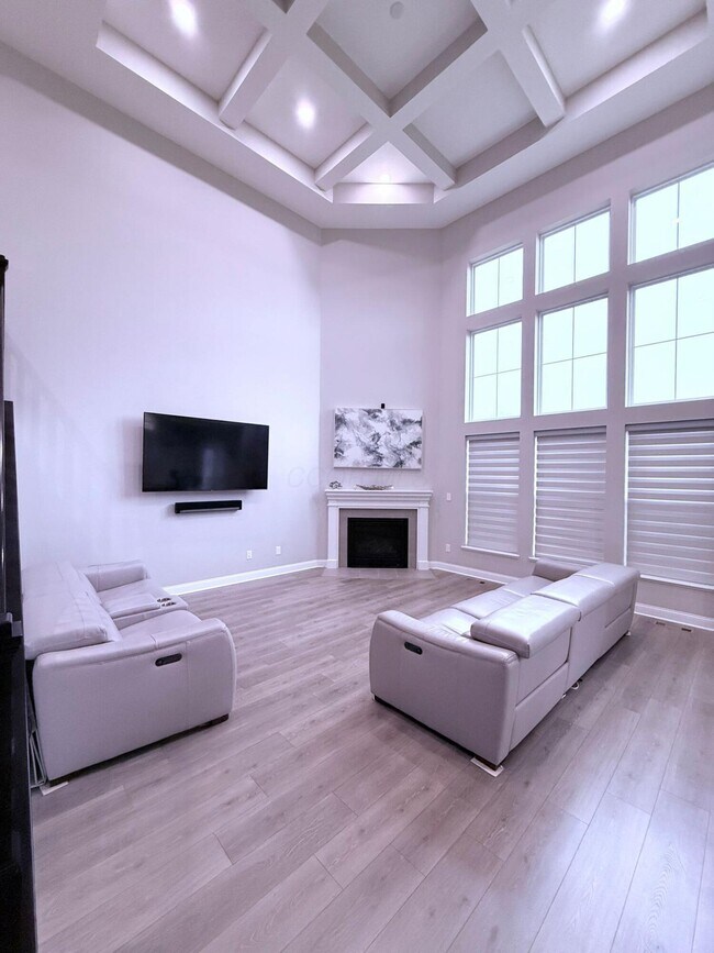 Building Photo - 10692 Pearl Creek Dr