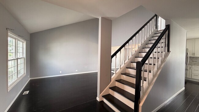 Building Photo - 646 White Ct