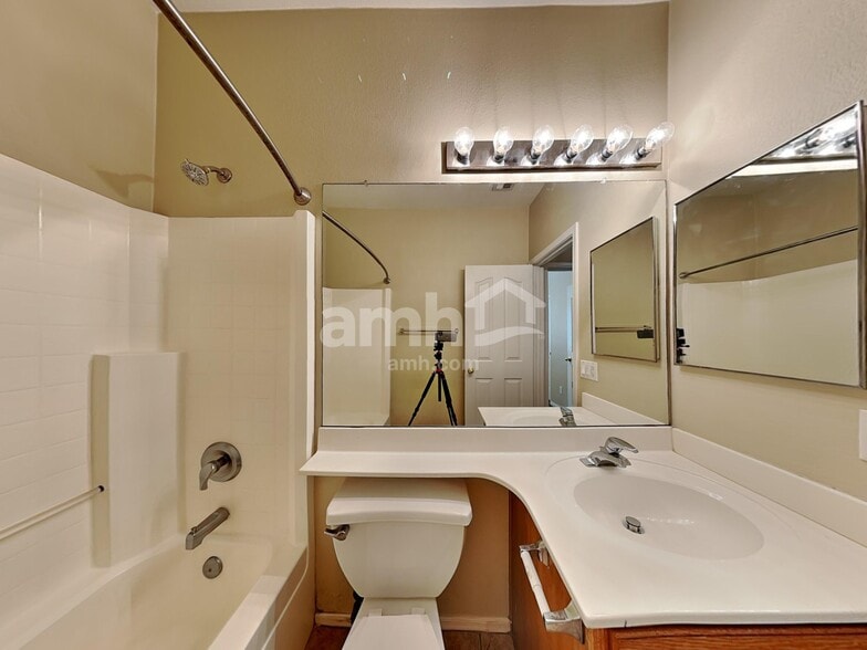 Building Photo - 3861 E Ironhorse Ct