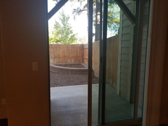 Building Photo - Beautiful, Pet Friendly, Multi-level, 2110 sqft, Luxury Townhouse w/A/C! 3 Bed, 2.5 Bath, + Loft ...