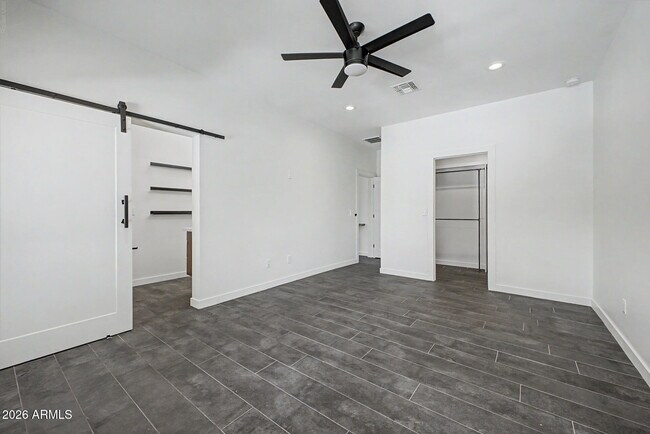 Building Photo - 2312 E Curnow Dr