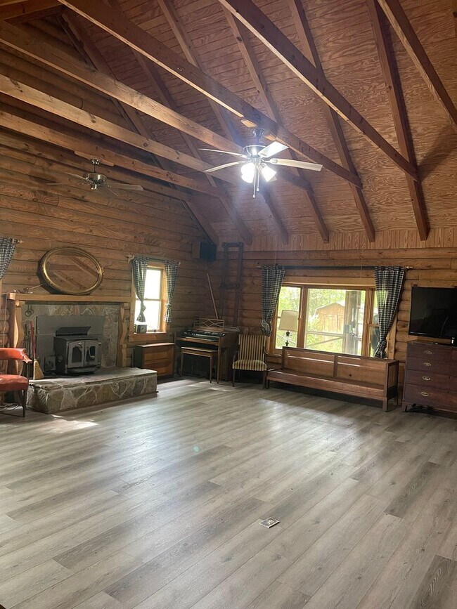 Building Photo - Log Cabin in Oconee on a 1.357 acre neighborhood wooded lot!