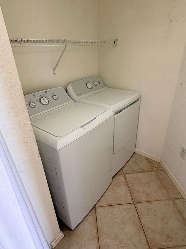 Building Photo - 2/2 Condo for Rent in Fort Myers