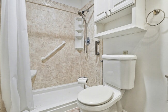 Building Photo - Yvonna