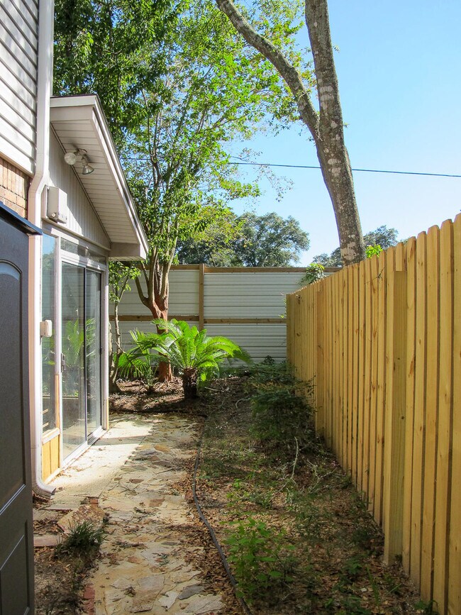 Building Photo - 618 Virginia Oak Ct