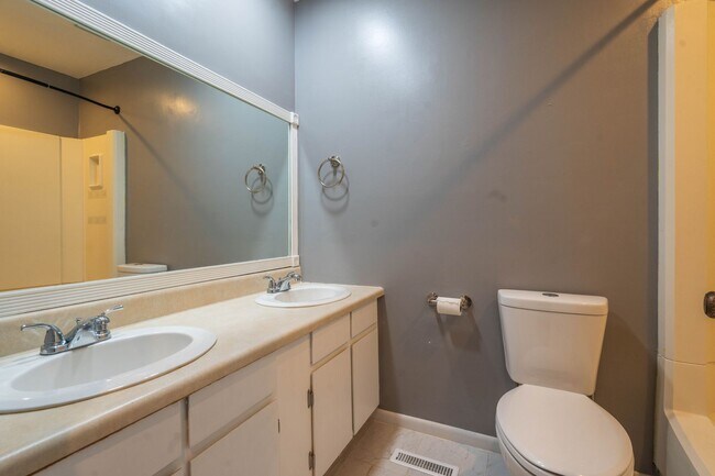 Building Photo - 115 Beechnut St