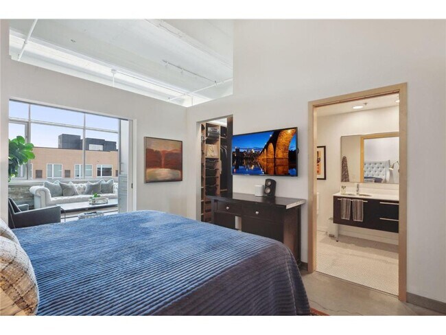 Building Photo - 700 N Washington Ave