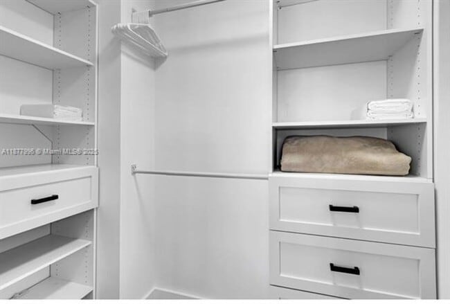 Building Photo - 2555 Collins Ave