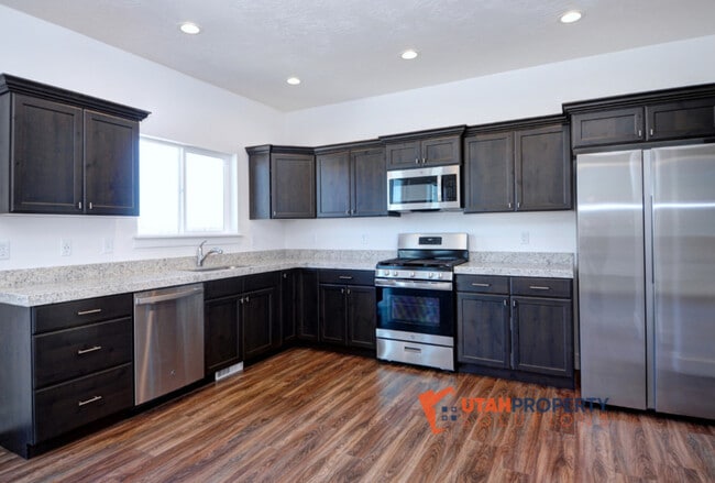 Building Photo - 7042 N Brook Ridge