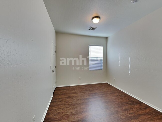 Building Photo - 15017 W Bloomfield Rd