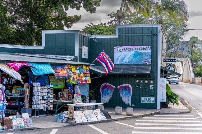 Building Photo - Estate on 1 acre 3 bedroom 2.5 baths and attached 2 car garage