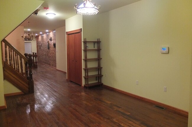 Building Photo - Beautiful Renovated Four bedroom Townhome