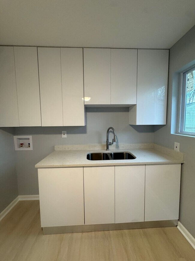 Building Photo - Cozy 3-Bedroom Home with Modern Updates – Comfortable Living Awaits