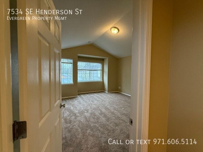 Building Photo - 7534 SE Henderson St