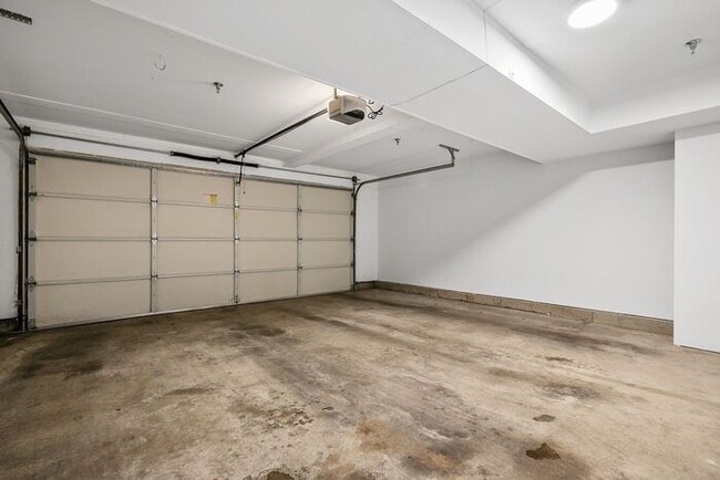 Building Photo - AIR CONDITIONED Townhome in Beautiful Summ...