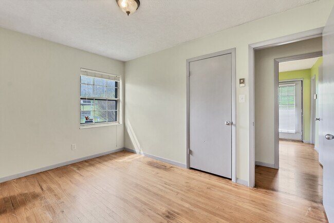 Building Photo - 8848 W Simpson Rd