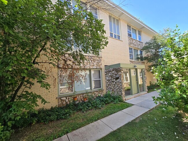 Building Photo - 6549 N Natoma Ave