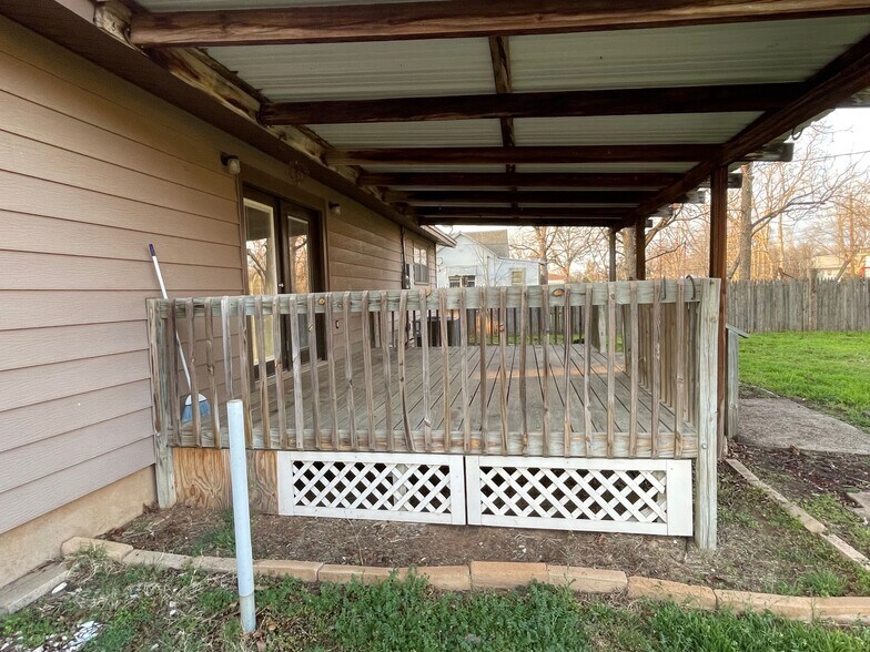 Covered Deck - 400 N Tackitt St