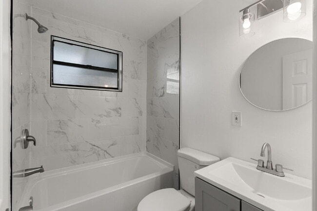 Building Photo - NEWLY RENOVATED Home For Rent in St Petersburg!