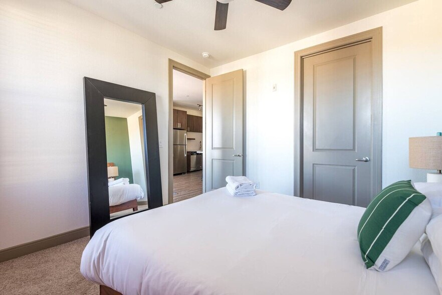 Building Photo - 555 N College Ave