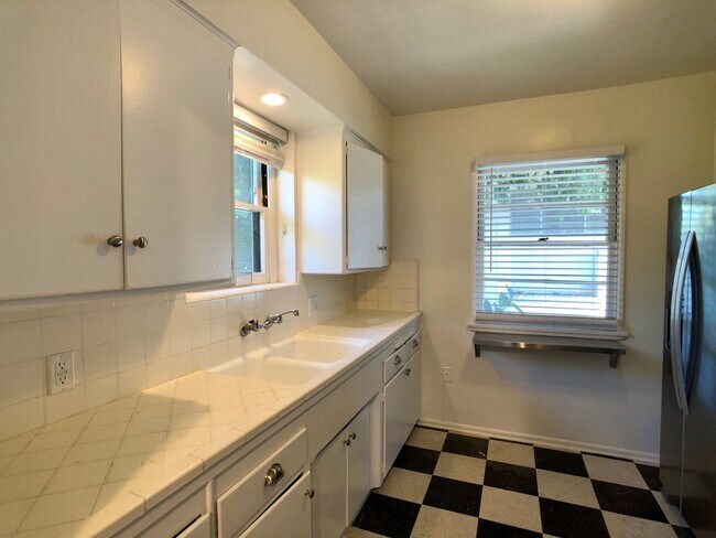 Building Photo - Bright, Spacious 2Bd 1Ba Unit within walking distance of UCLA and Westwood Village