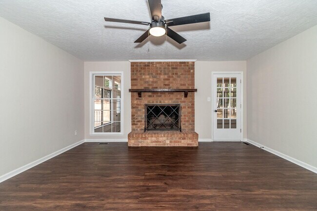 Building Photo - 4375 Lake Idylwilde Dr
