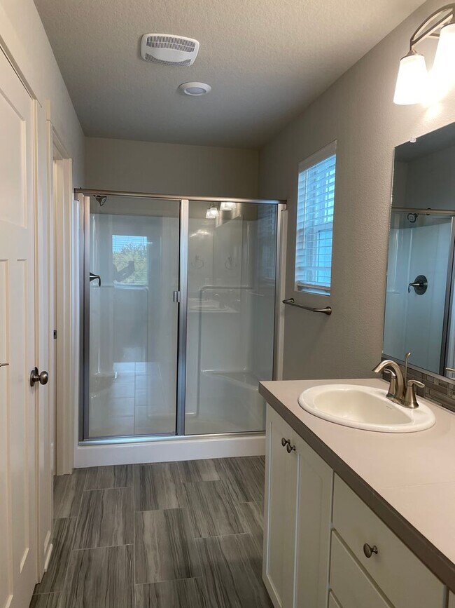 Building Photo - Lovely 4 Bed 2.5 Bath Home! Located near t...